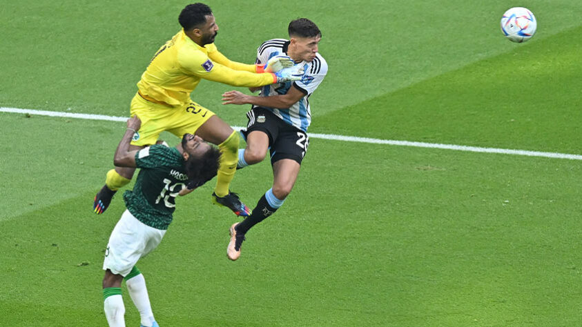 A partida também ficou marcada por um choque preocupante. Em uma saída pelo alto, o goleiro Mohammed Al-Owais acertou com o joelho no rosto do companheiro Yasser Al-Shahrani.