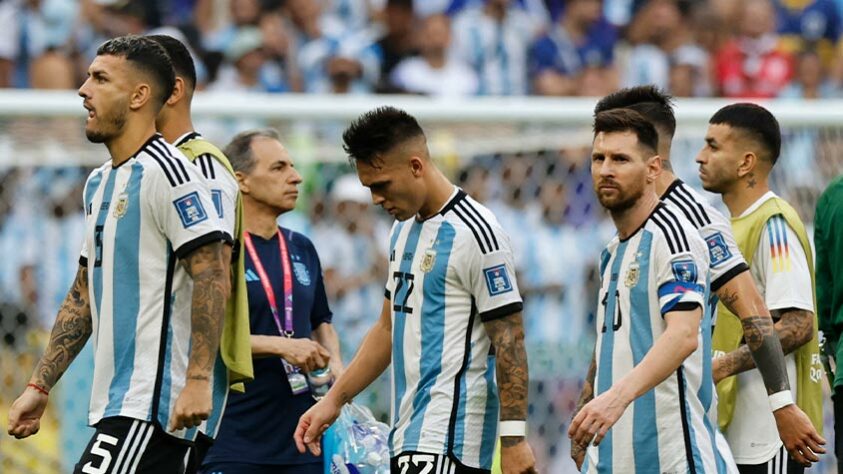 A zebra passeou na Copa do Mundo do Qatar! Nesta terça-feira, a Argentina perdeu de virada para a Arábia Saudita, por 2 a 1, na estreia de ambas as seleções no grupo C. Lionel Messi marcou de pênalti no começo do primeiro tempo, mas a Arábia buscou a vitória com gols de Alshehri e Aldawsari, ambos na segunda etapa. A atuação da Argentina foi muito abaixo do esperado, com ares de vexame. Veja as notas do LANCE! para o time argentino e as avaliações para a Arábia Saudita. (Por Luiz Eduardo Porto, sob supervisão de Vinícius Perazzini)