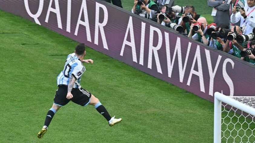 Messi cobrou e marcou o gol da Argentina.