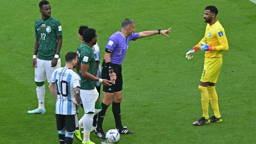 Aos oito minutos do primeiro tempo, Paredes foi derrubado na área, e após análise do VAR, o juiz assinalou pênalti para a Argentina.