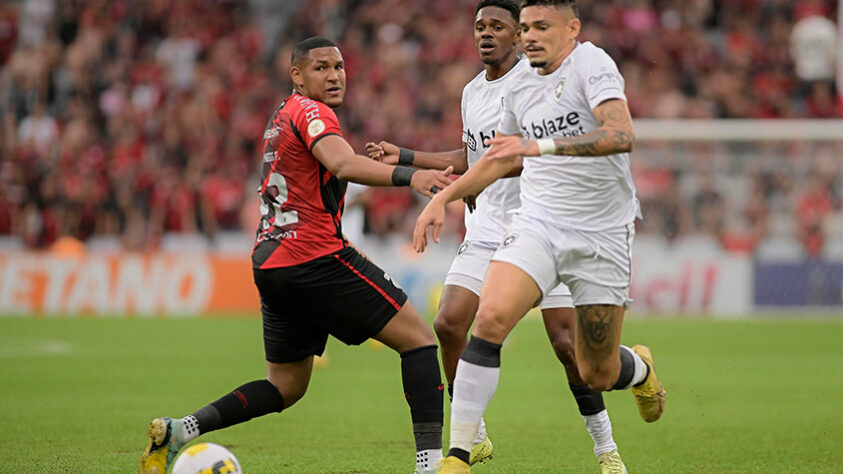 O Botafogo chegou na última rodada do Brasileirão com chances de garantir vaga na Libertadores de 2023. Entretanto, o clube foi derrotado pelo Athletico por 3 a 0, em duelo na Arena da Baixada e não conseguiu vaga na competição continental.