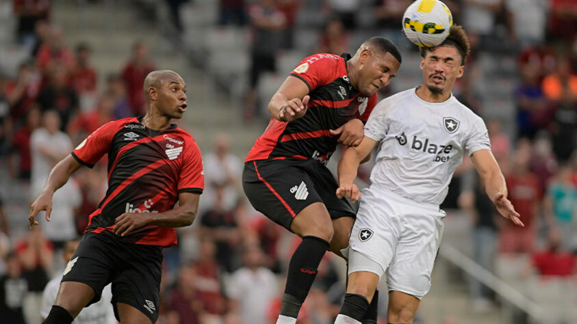 Athletico-PR - Sobe: O Athletico criou boas oportunidades e teve as melhores chances do jogo. Foi criativo e contou com uma tarde inspirada do sistema ofensivo. | Desce: Nas raras vezes que o Botafogo foi ao ataque, o Furacão sofreu com as bolas aéreas. Numa delas, o goleiro Bento fez uma defesa milagrosa.