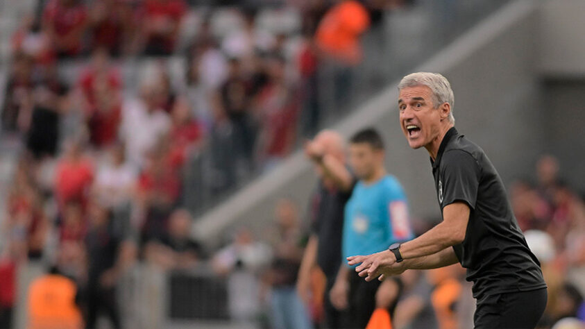 Na última partida da temporada, o Botafogo praticamente não entrou em campo e foi goleado pelo Athletico-PR na Arena da Baixada. Com isso, perdeu a chance de disputar a Libertadores em 2023. Os defensores como um todo falharam nos três gols do Furacão e receberam as piores notas.