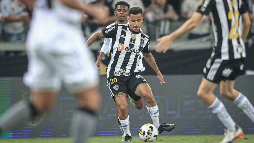 ATLÉTICO-MG: SOBE - Pressionou o Botafogo no primeiro tempo e incomodou bastante com Vargas / DESCE - O time de Cuca caiu de rendimento na segunda etapa e cedeu muitos espaços ao Botafogo. Atuação defensiva ruim na segunda etapa.