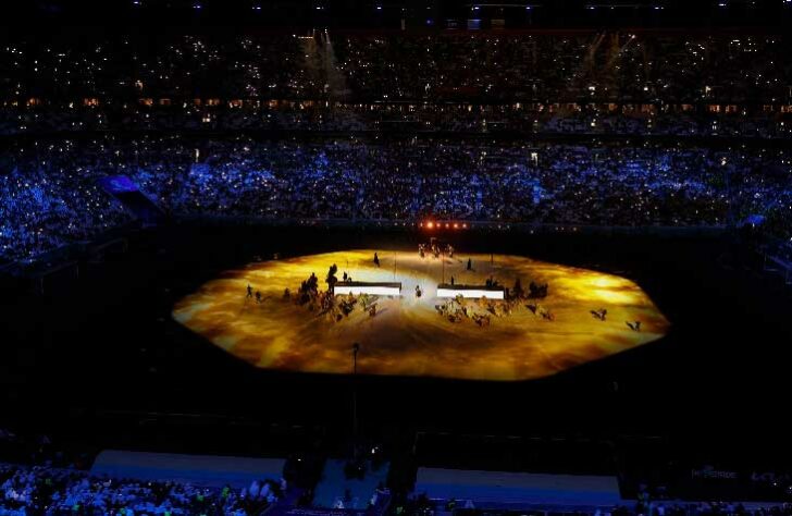 No detalhe, imagens do show da Cerimônia de abertura