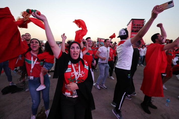 Torcida do Marrocos comemora na Fan Fest de Doha.