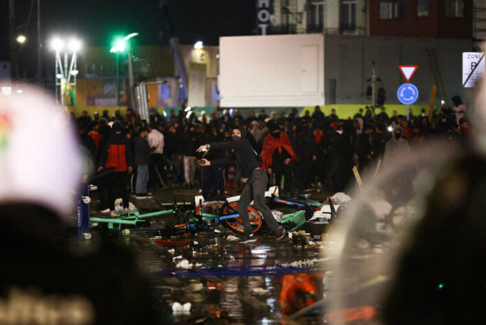 Após a derrota, centenas de pessoas saíram às ruas de Bruxelas, capital da Bélgica, para protestar e gerar tumulto com a polícia local. As informações foram dadas pelo jornal "RTL Today'".