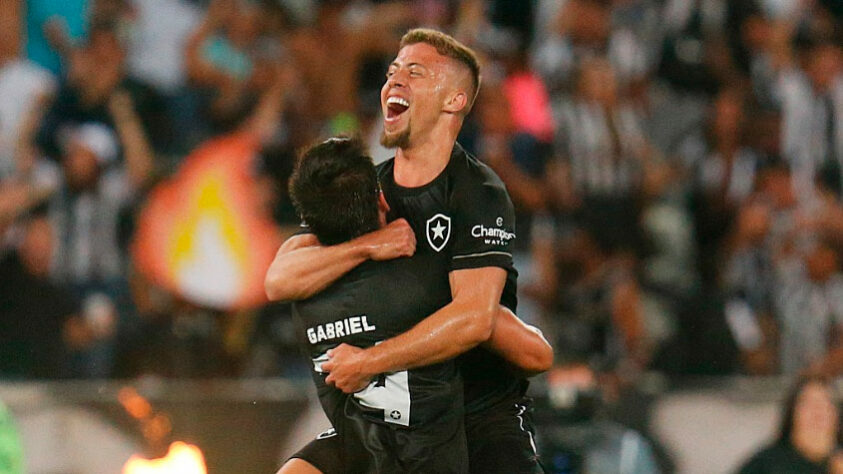 Com dois gols de Lucas Fernandes e um de Tiquinho Soares, o Botafogo venceu o Santos por 3 a 0 no Nilton Santos, nesta quinta-feira. Após tropeços recentes, o time de do técnico Luís Castro conseguiu conquistar uma importante vitória dentro de casa e entrou no grupo que garante vaga para próxima Libertadores.