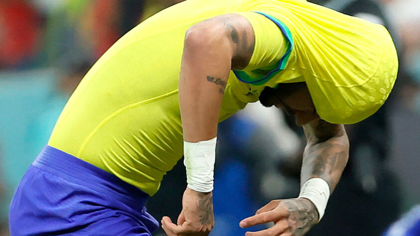 Neymar teve que sair de campo para recolocar a camisa.