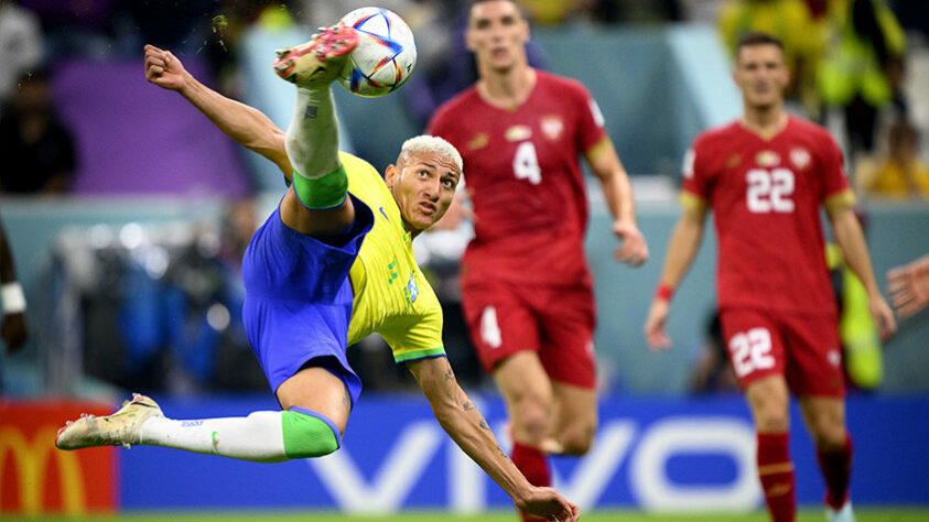  O Brasil venceu a Sérvia, na estreia da Copa do Mundo Qatar 2022, por 2 a 0, nesta quinta-feira (24), e lidera o grupo G. Os gols da Seleção foram marcados por Richarlison, sendo o segundo um golaço de voleio. Confira as imagens da vitória:
