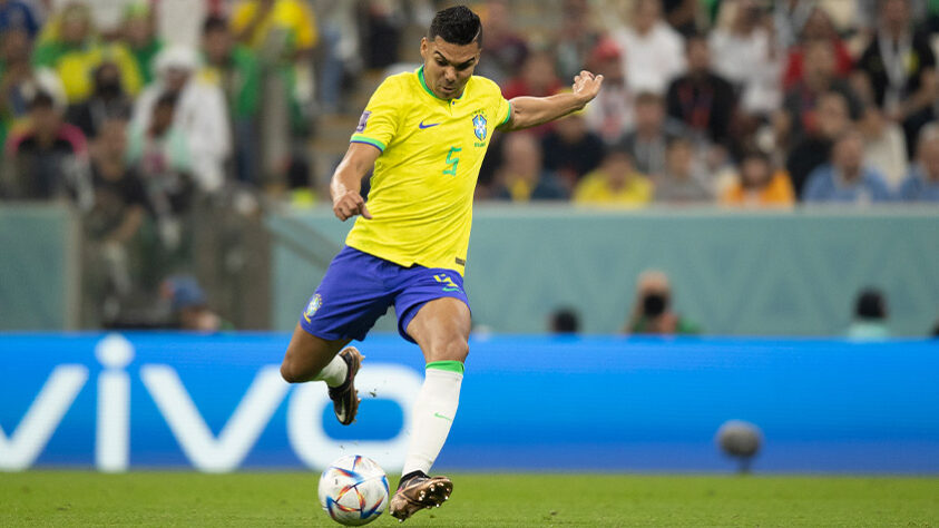 Casemiro acertou o travessão em um grande chute de fora da área. Seria um golaço.