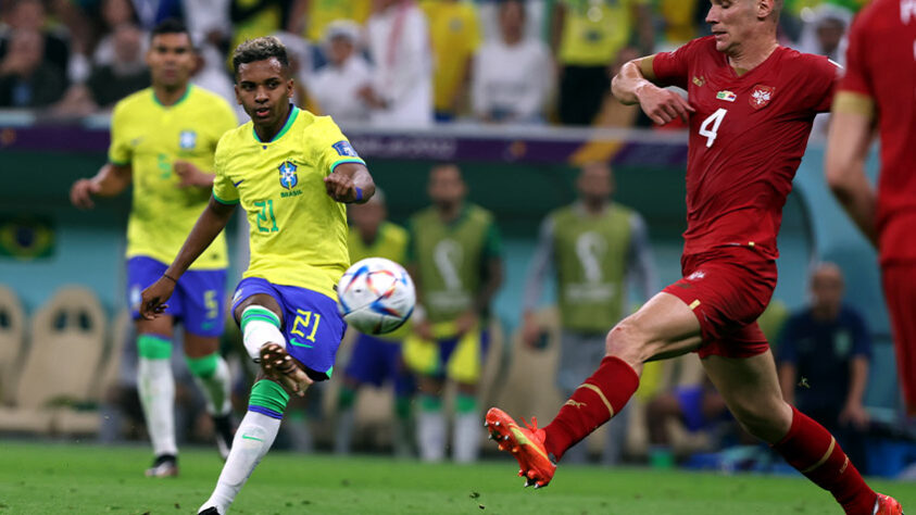 Rodrygo teve boa oportunidade, mas chutou para fora. 