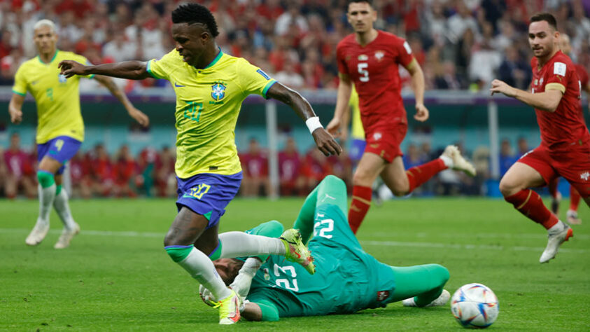 Vini Jr quase consegue driblar o o goleiro sérvio.