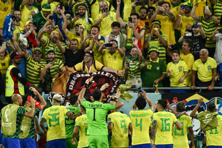 Torcedores e jogadores juntos após o apito final.