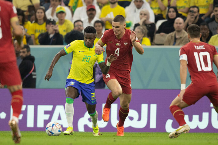 Vinícius Júnior, atacante do Real Madrid, sofreu uma lesão na coxa esquerda na derrota da Seleção Brasileira para a Colômbia, em jogo válido pelas eliminatórias sul-americanas da Copa do Mundo. Por conta disso, o jogador foi cortado da partida contra contra a Argentina na terça (21), no Marcanã. 