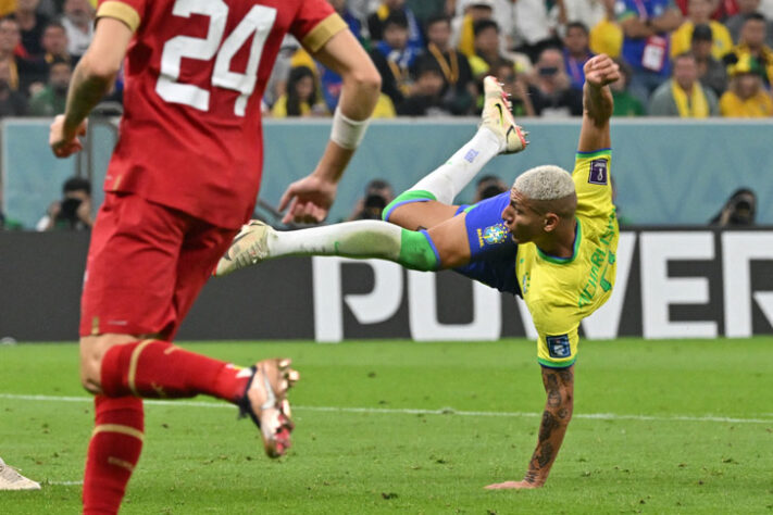 Movimento de Richarlison no detalhe.