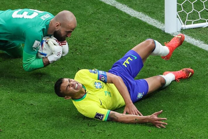 De carrinho, Thiago Silva quase chega antes para empurrar para o fundo das redes.