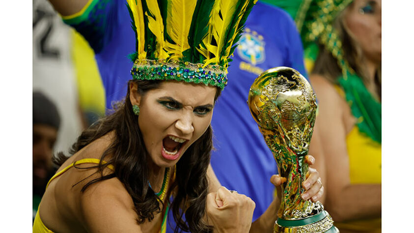 Torcedora com a taça da Copa do Mundo.