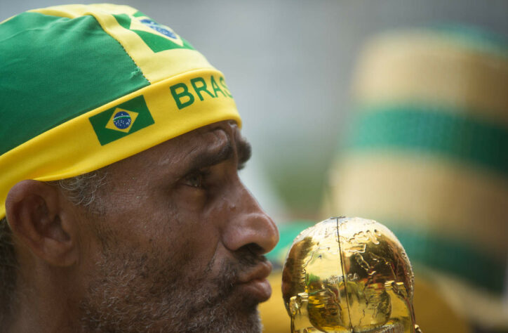 Nesta segunda-feira, a Seleção Brasileira fez sua segunda partida pela Copa do Mundo diante da Suíça, vencendo por 1 a 0. Na expectativa pela classificação antecipada à fase de oitavas de final, milhares de torcedores foram até a Praia de Copacabana assistir ao jogo na FIFA Fan Fest. Nem mesmo a chuva e a má atuação do Brasil foram capazes de diminuir a alegria dos torcedores, que torceram lado a lado com Suíços, na maior harmonia. Confira a seguir imagens da festa! 