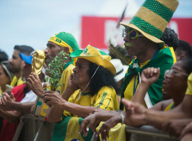 Beijo na taça e um pé de arruda: todos os amuletos valem na hora de torcer.