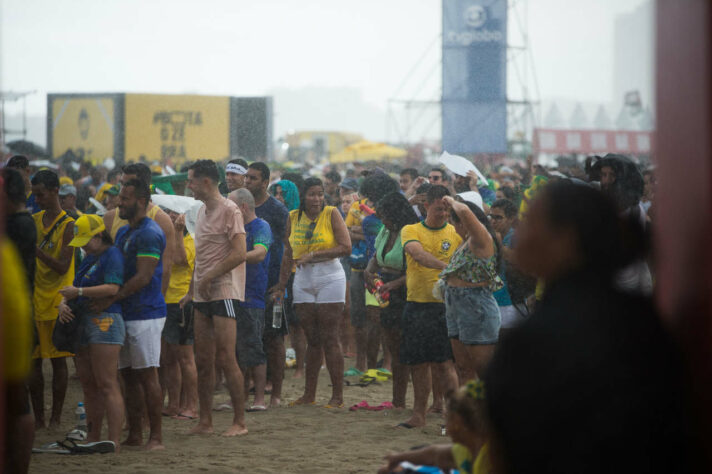 Cada um se protegeu da chuva do jeito que deu. O importante é acompanhar mais um jogo da Seleção. 