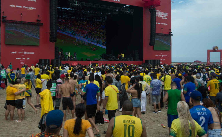 Um mar verde e amarelo acompanhava a partida no telão. 