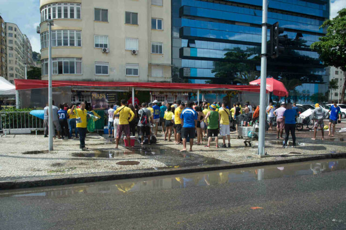 Quem não assistiu ao jogo na praia, acompanhou em bares e quiosques próximos. 