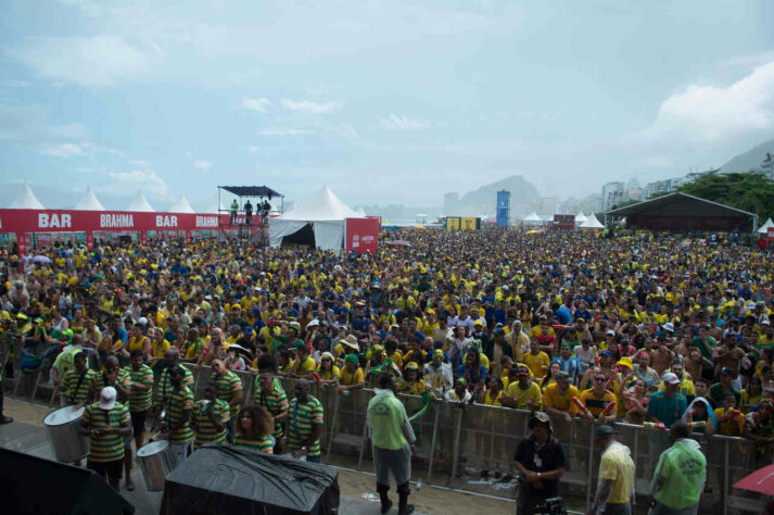 Instantes antes do gol, a torcida parecia pressentir a vitória.