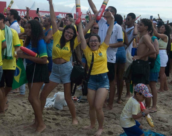 Fim de jogo! A aflição deu lugar aos sorrisos de alívio: o Brasil está classificado para as oitavas de final da Copa do Mundo.