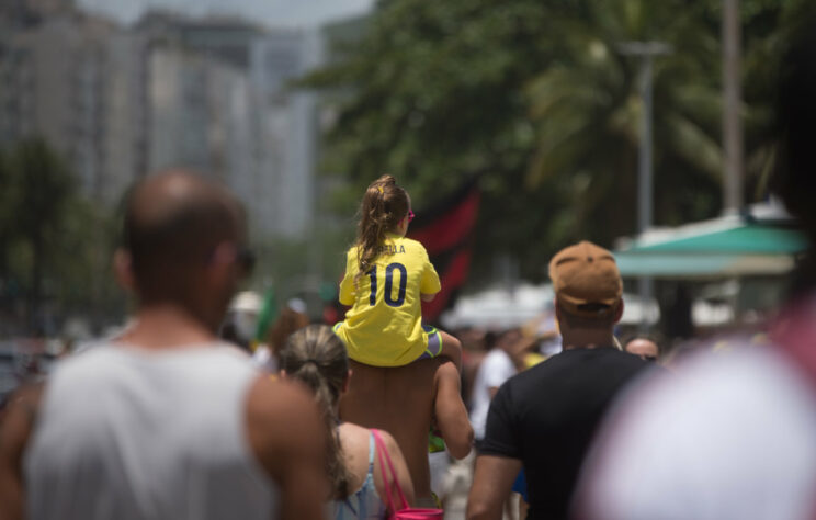 Paixão que inicia na infância: trajada, a pequena torcedora também deixou sua torcida pelo Brasil.