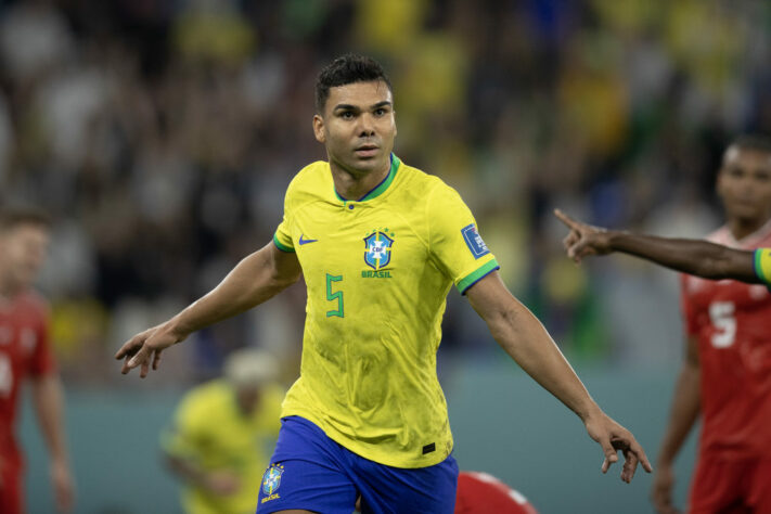 Casemiro: 1,6 milhão de euros por mês (R$ 9,3 milhões por mês) - jogador do Manchester United-ING - dados retirados  do canal “Let´s Gool”