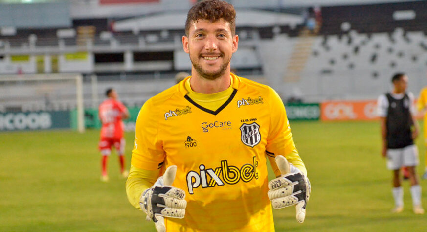 Caique França,	27 anos (Goleiro) - Ponte Preta / Das 35 partidas jogadas por Caique na competição, o arqueiro ficou 13 jogos sem sofrer gols, sendo o quarto goleiro que ficou mais jogos sem sofrer gols. O número se torna mais impressionante quando reparamos que a Ponte Preta tomou 36 gols ao longo de toda a Série B.