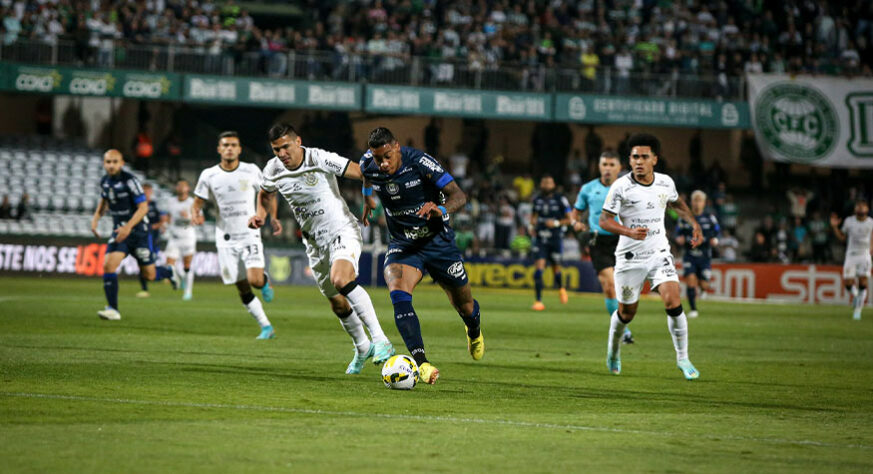 Na penúltima rodada do Brasileirão, o Corinthians foi até o Couto Pereira e empatou por 2 a 2 com o Coritiba. Alef Manga (2x) marcou para os mandantes, e Du Queiroz e Yuri Alberto fizeram os gols dos visitantes. Veja as notas dos jogadores do Timão (feito por Rafael Marson)