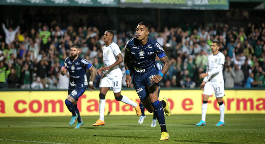 CORITIBA - Sobe - ALEF MANGA - Infernizou a defesa corintiana e fez os dois gols do Coxa na partida.// Desce - DEFESA - O sistema defensivo do Coritiba, mesmo com um homem a mais, sofreu para conter as poucas investidas do Timão, e a equipe paranaense sofreu dois gols e não conseguiu a vitória. 