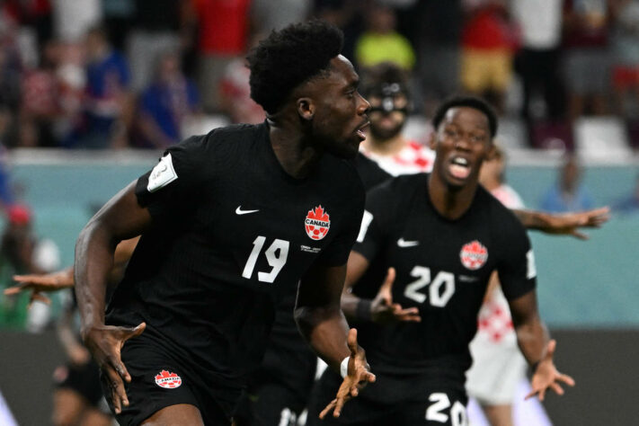 Alphonso Davies fez seu primeiro gol em Copas, abrindo o placar para o Canadá.