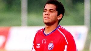 Daniel Alves - Posição: lateral - Clube onde foi revelado: Bahia - Clube que joga atualmente: Pumas