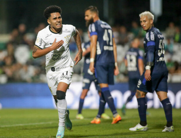 O empate por 2 a 2 com o Coritiba marcou o último jogo do Corinthians fora de casa no Brasileirão 2022. Com seis vitórias, sete empates e seis derrotas, o Timão somou 25 pontos fora de casa, e fez sua sétima melhor campanha longe de casa na história dos pontos corridos. Relembre todas as campanhas do Corinthians no Brasileirão de pontos corridos em ordem de aproveitamento dos pontos disputados.