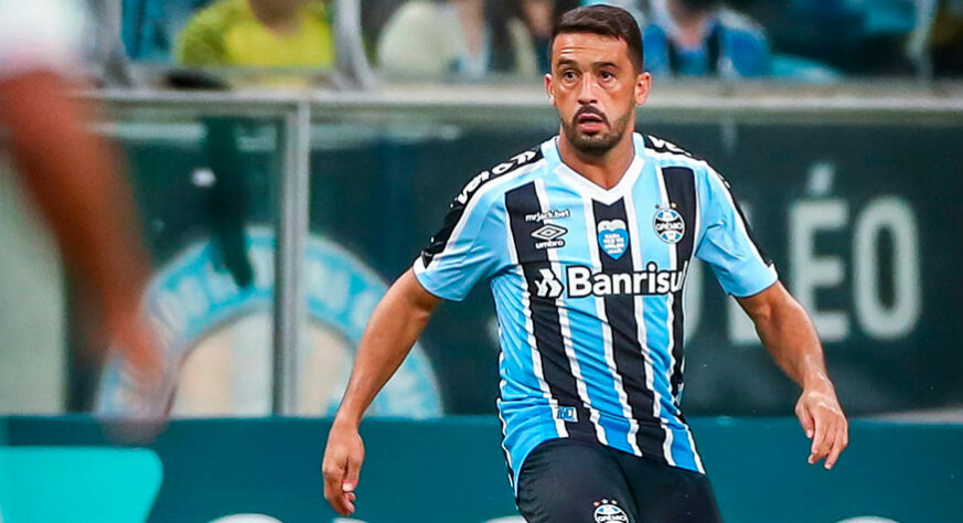 Edilson, 36 anos (Lateral direito) - Grêmio / O experiente lateral cresceu na reta final do campeonato, ajudando o Grêmio a conseguir o acesso e a garantir o posto de segunda melhor defesa da Série B. Deu duas assistências nos últimos seis jogos.