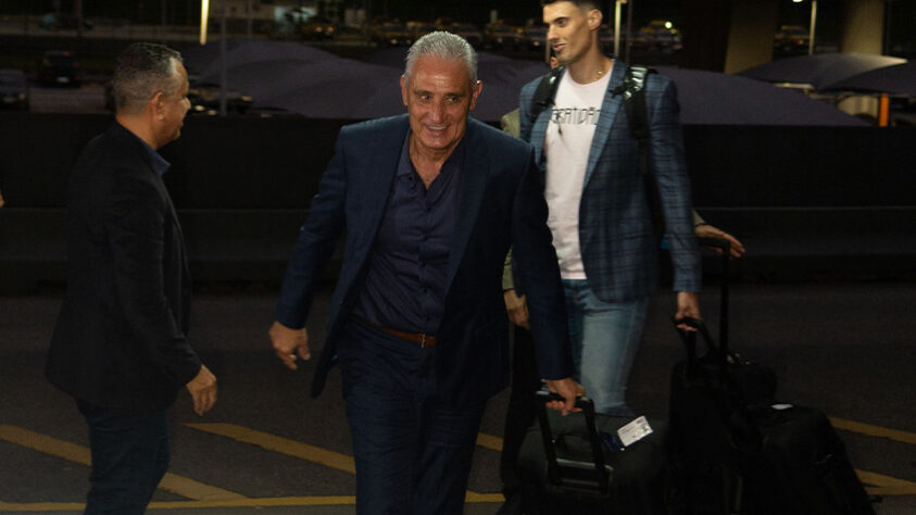 O treinador da Seleção Brasileira chegou junto com Matheus Bachi, seu filho e auxiliar.