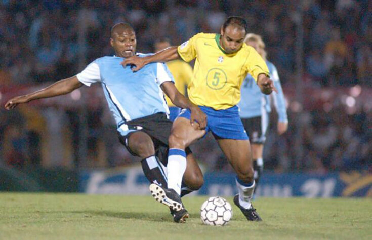 Emerson foi ao Mundial da Ásia como capitão da equipe. Durante o rachão antes da estreia, o volante resolveu brincar no gol e acabou se lesionando após uma queda. Para o seu lugar, Felipão chamou Ricardinho e Cafu herdou a faixa de capitão. 