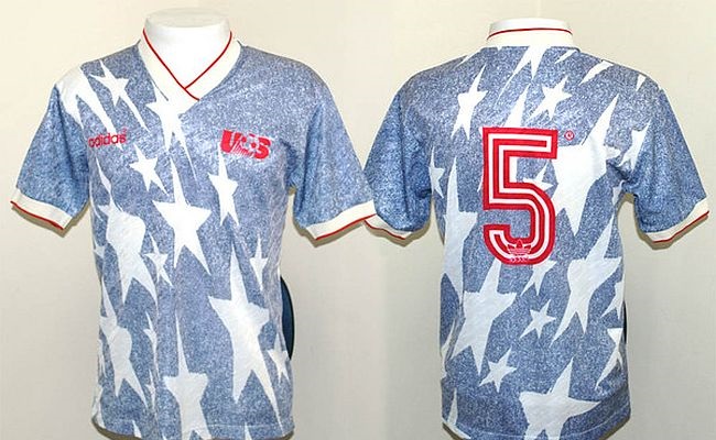 Estados Unidos 1994 (primeiro uniforme) - o uniforme 'jeans' feito pela Adidas para a disputa do Mundial em casa divide opiniões dos estadunidenses até hoje. Na visão do 'Athletic', a campanha marcante da seleção norte-americana foi o que tornou essa camisa tão marcante.