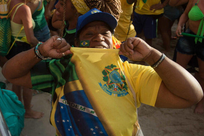 Durante o evento, torcedores exibiam com orgulho símbolos que representassem a Seleção Brasileira. 
