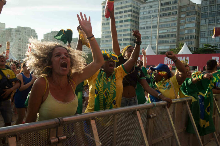 Golaço! Richarlison levou a torcida ao delírio marcando seu segundo gol na partida. 