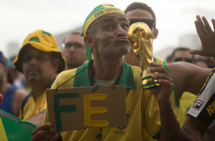 A espera acabou! A Seleção Brasileira estreou com vitória por 2 a 0 na Copa do Mundo diante da Sérvia. Enquanto os comandados de Tite jogavam no Catar, a torcida brasileira se reuniu para torcer na Fifa Fan Fest, realizada na praia de Copacabana. Teve show musical, um 'mar' verde e amarelo, e, principalmente, muita festa! Confira as imagens do evento nesta galeria.