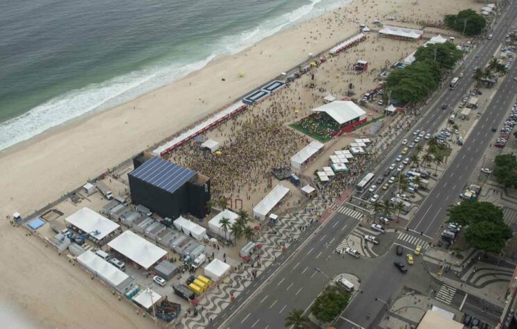 Antes da partida, uma multidão de torcedores já chegava à praia de Copacabana para a Fan Fest. Cerca de 10 mil pessoas eram esperadas no evento. 