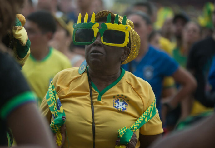 Óculos, bandeiras, camisas... não faltaram adereços de cor verde e amarela embelezando o evento.