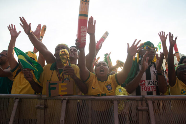 Após o apito final, muita vibração da torcida presente no evento. 