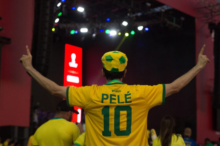 Para que ninguém esqueça, não faltaram referências ao melhor jogador da história nas praias de Copacabana.