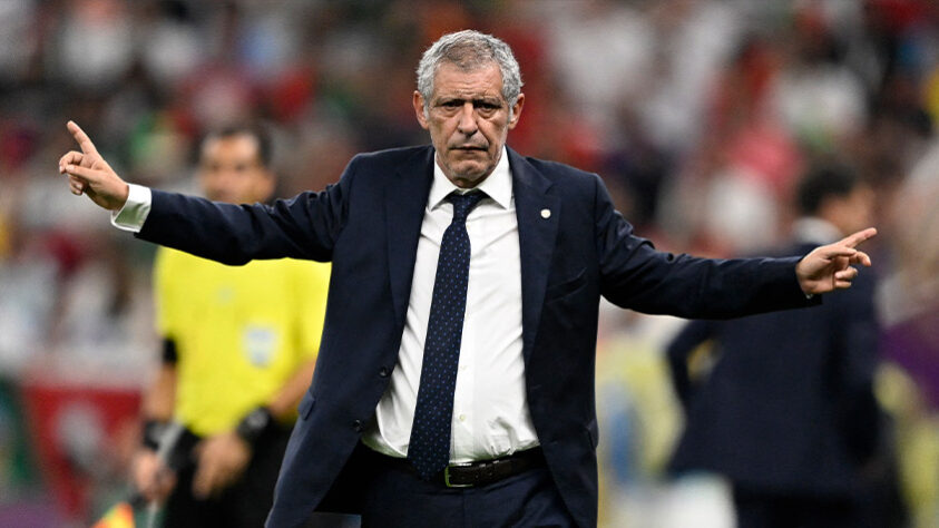 FECHADO - O treinador português Fernando Santos saiu de uma seleção para a outra. O  luso foi apresentado nesta quarta-feira como o novo treinador da Polônia de Lewandowski. A Federação Polonesa de Futebol (PZPN) fez o anúncio do novo comandante da equipe polaca nas redes sociais. Ele estava comandando Portugal e deixou o cargo após a Copa do Mundo. O contrato vai até 2026.