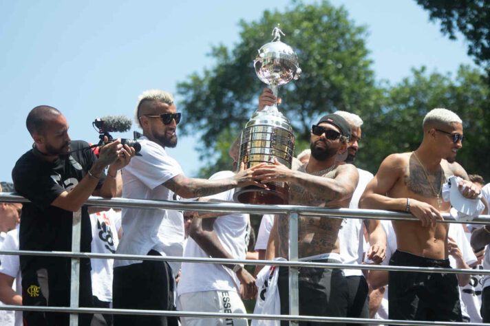 Vidal e Gabigol com a taça da Libertadores da América.